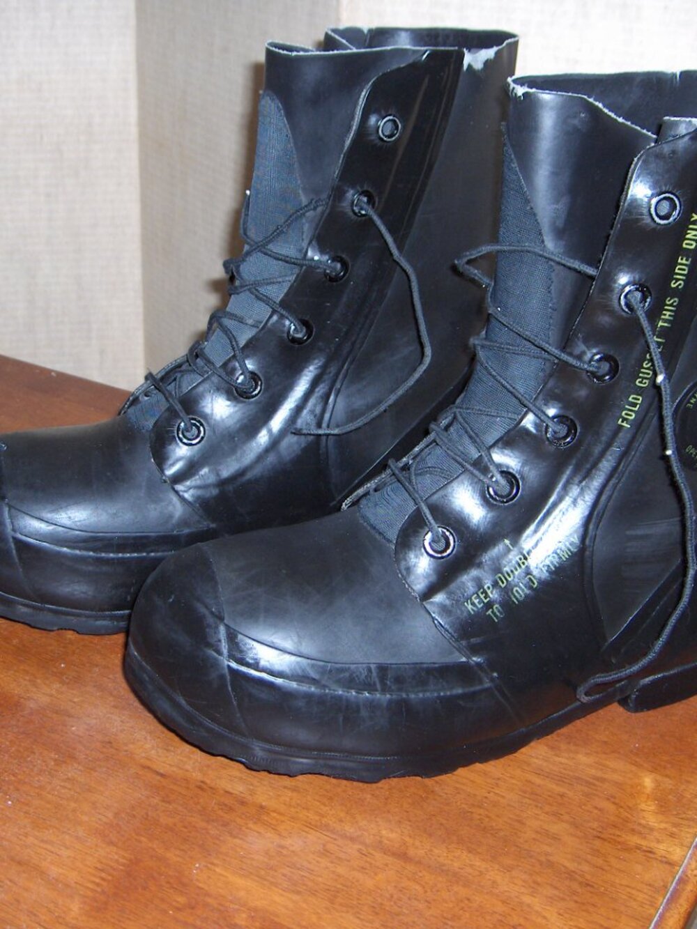 Mickey Mouse Cold Weather Boots 9R - Picture 2 of 6